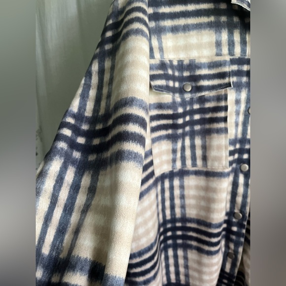 Women’s Shacket - Picture 2 of 5